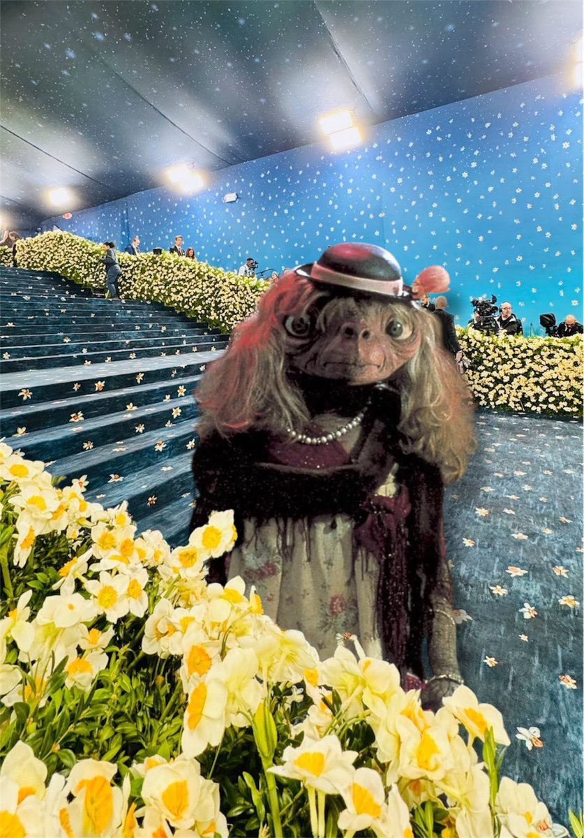 E.T. stuns on #MetGala carpet