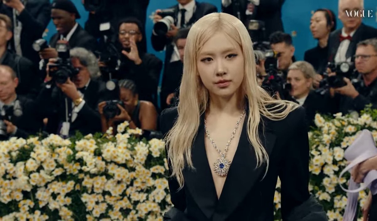 BLINKBPBK's tweet photo. @0HLoey @metgalacrave Nah, the only boring one is you. 
Black looks good on her. 

ROSÉ AT MET GALA
#ROSÉ #MetGala
#MetGala2025
@numberoneHQ https://t.co/NgR6CS1RoT