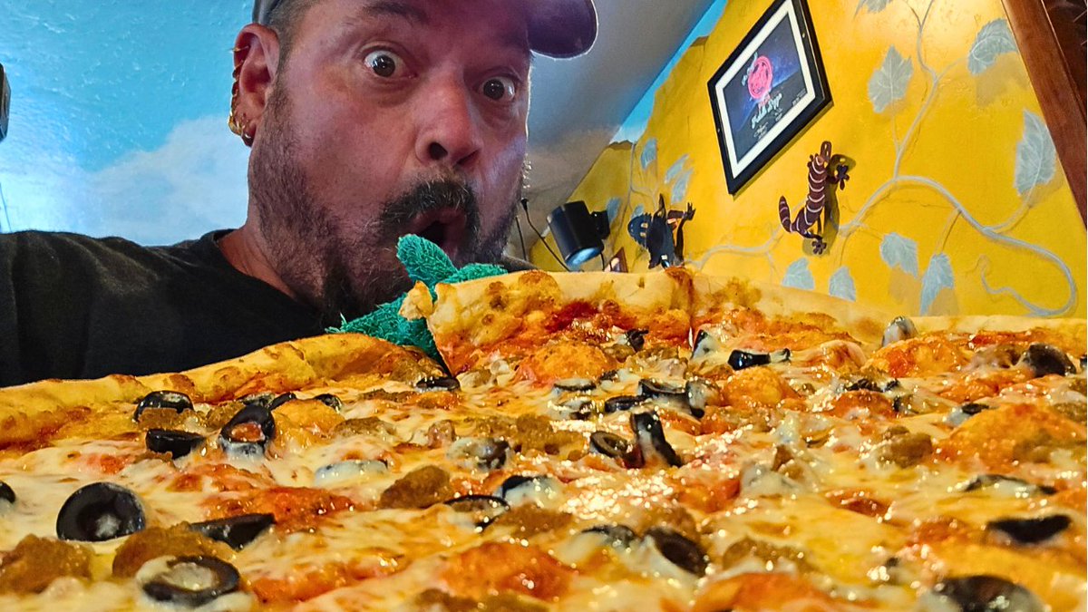youtu.be/H2Qkj6PNu40
Ended up stoppin' in to try some Fratelli Pizza in Flagstaff Arizona for lunch.  I was in a hurry so I ordered the XL and asked them a time to eat it in.
#FratelliPizza #Flagstaff  #Arizona #FoodChallenge #DaGarbvageDisposal