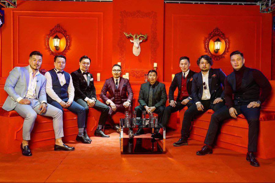 Эрхэм киночдоо одоо энэ мапиа гэдэг дүрээ бүүр больчий тэгэх үү плийз гуйжээн. Бас хэт баян, хэт ядуу гэдэг дүрээ больчий тэхх үү гуйжээн. Кино болгонд Төмөрбаатар гуай Төмөрхуяг гуай л мапиа болцон тууж явах юм. Өмнөөс нь ичээд ч бх шиг. Баярлалаа