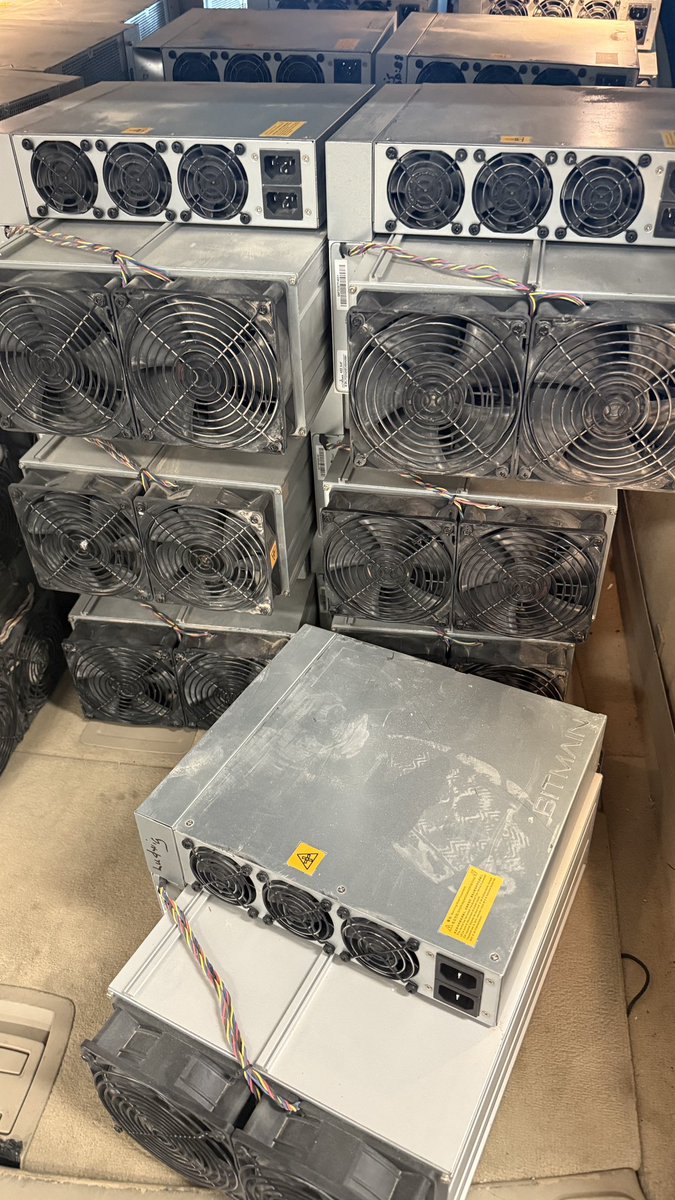 compoundhashr8's tweet photo. POV: You just got your miners back from the desert https://t.co/0ivEeNy2sR