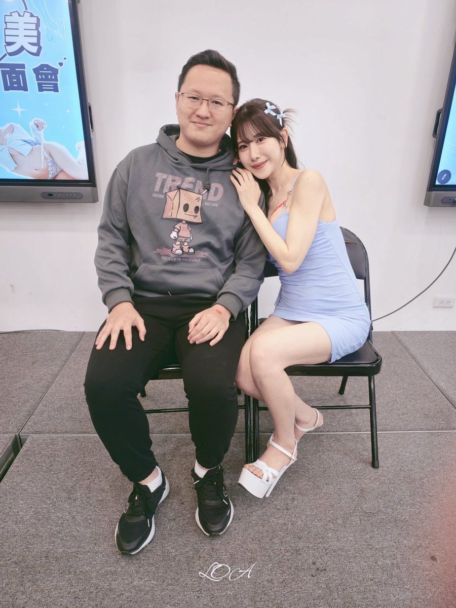 xji6gl4hp6's tweet photo. Onederfour 名取久留美粉絲見面會
名取真的超香的☺️☺️☺️，雖然這次我沒特別穿藍色的來，但還是福利滿滿害我不小心又花了一些錢互動😆😆😆，最後也有收到從日本帶來的小禮物，期待她8月再來台灣🤗🤗

@natori_kurumi 
#onederfour
#名取久留美 https://t.co/vzbPxPTYqo