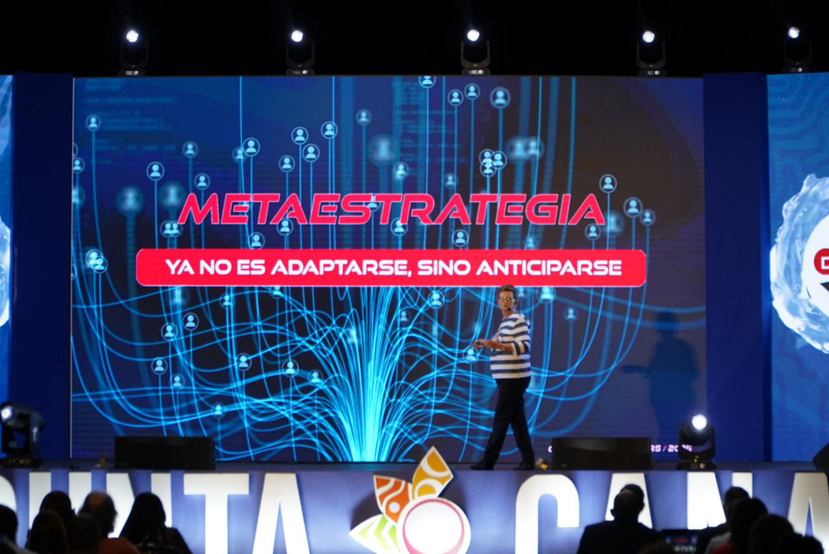La más grande de América Latina <a href="/GiselaRubach/">Gisela Rubach</a> en <a href="/CumbreCP/">CumbreCP</a> #CumbrePuntaCana hablando de Metaestrategia en #ComPol