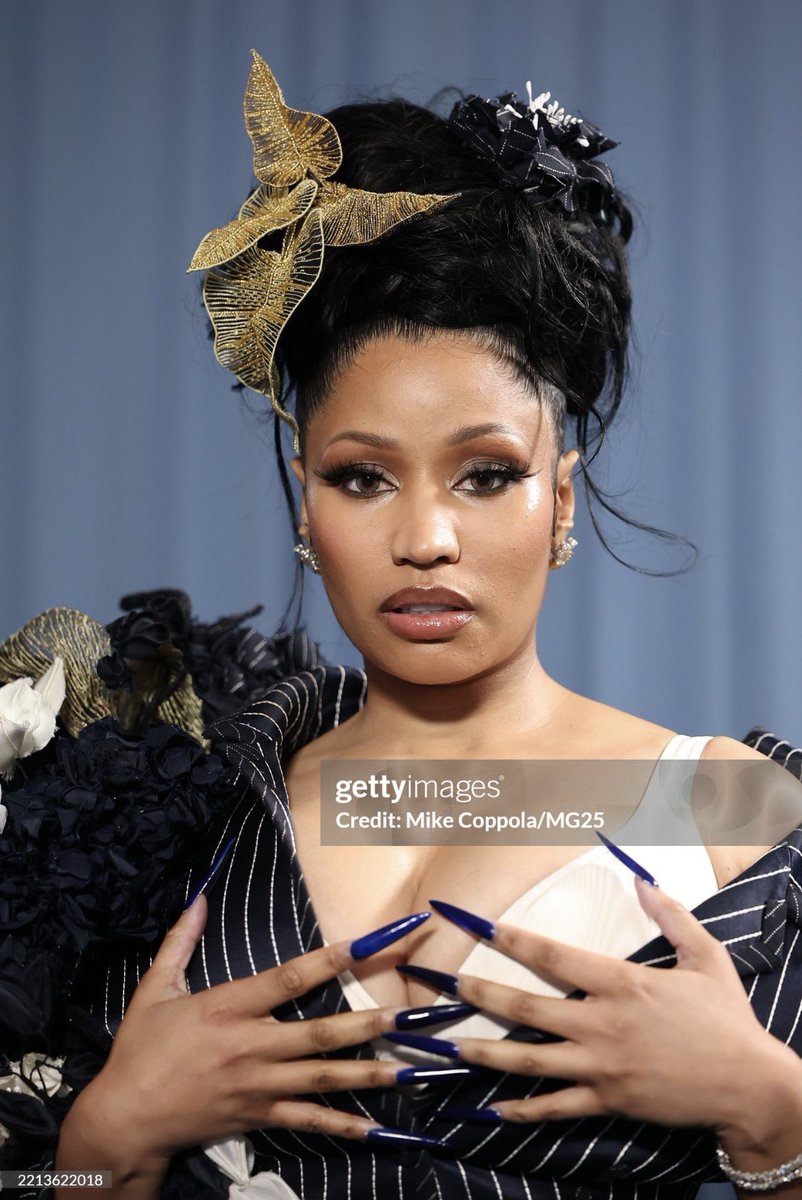 barbieonmywrist's tweet image. THE MUGGGGG???