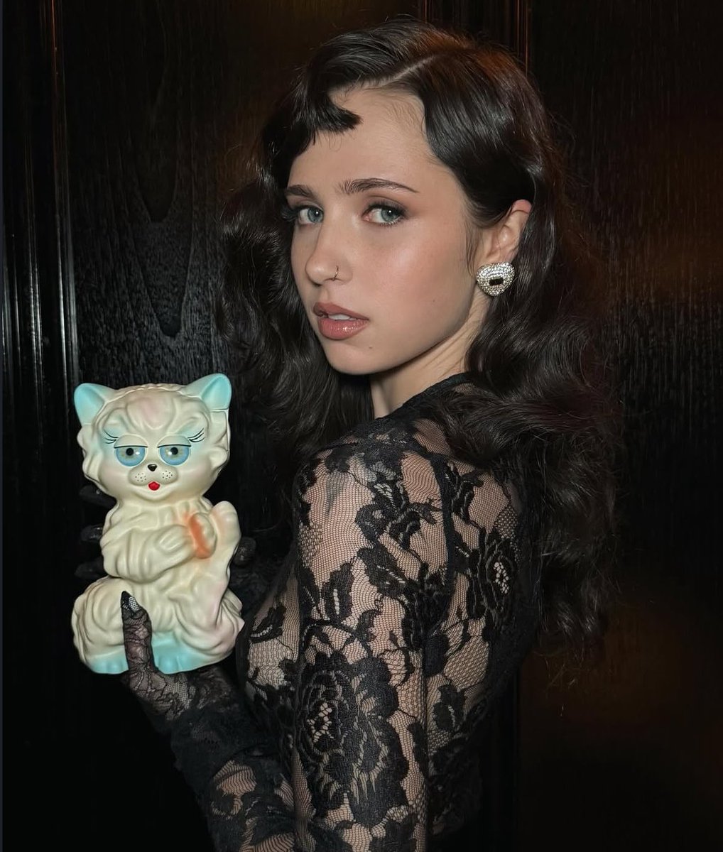 clairoshq's tweet image. Clairo’s look for the #MetGala via amberdmakeup ✨