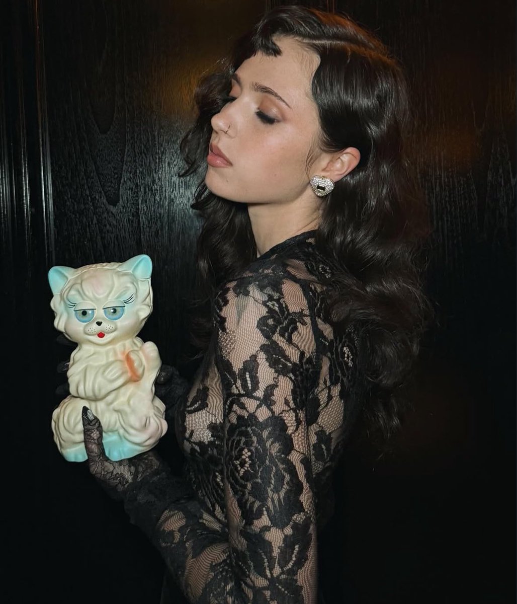 clairoshq's tweet image. Clairo’s look for the #MetGala via amberdmakeup ✨