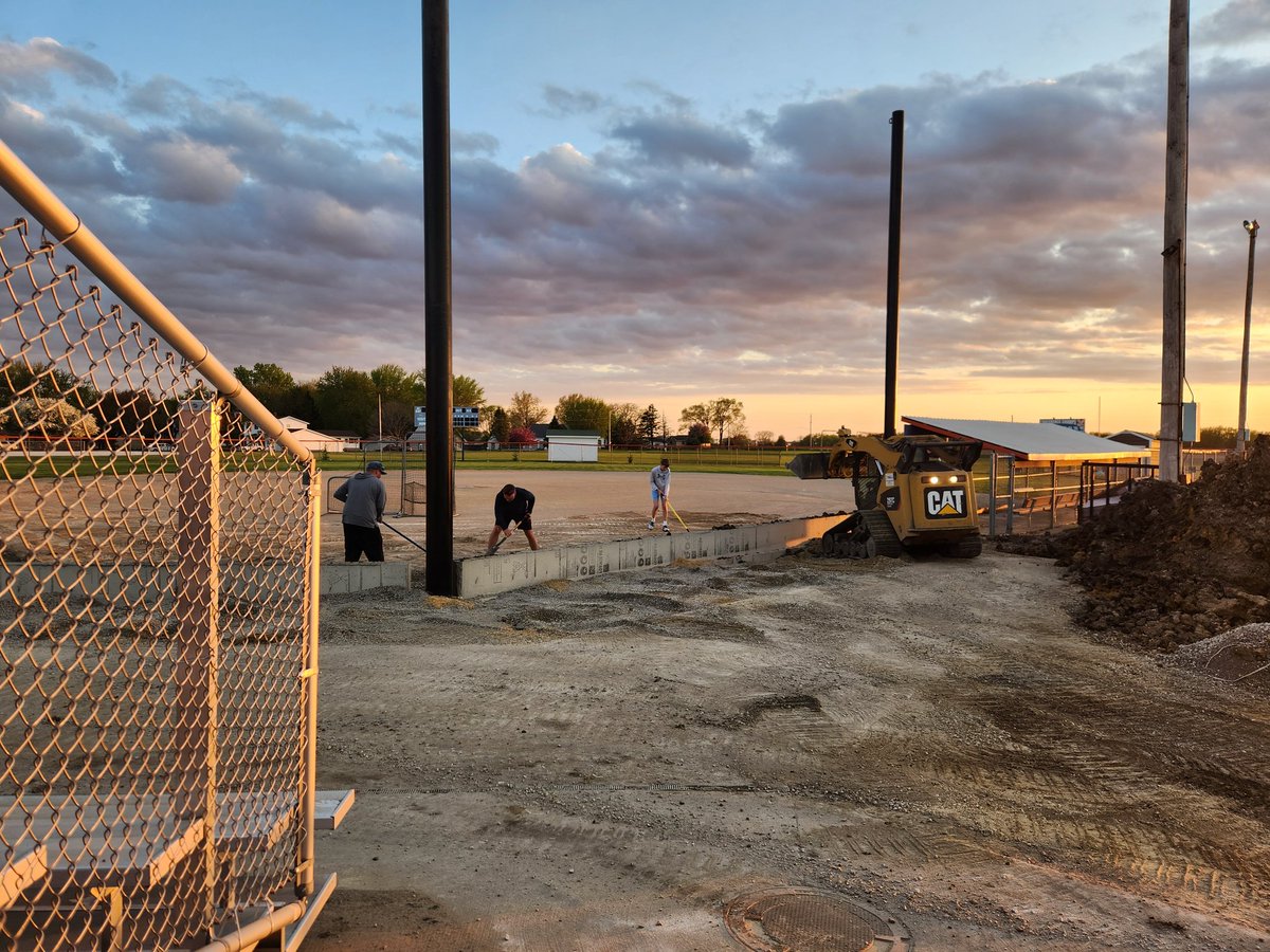 SJS84Alum's tweet photo. Unreal effort by all volunteers tonight and this past weekend in getting complex ready with new expansion project.  Baseball/Softball/Rec all really appreciate effort!
@brocksabers @larson4blkhawks 
@PeytonParker11 https://t.co/QsZY5Eryps