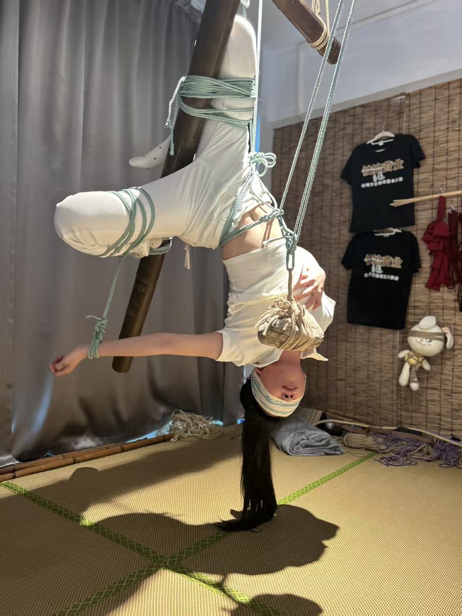 我有一双滑板鞋，时尚时尚最时尚
跳舞肯定棒

被缚：<a href="/JabbourFan11046/">Zeee</a> 
投稿：
<a href="/Fengsiyuan/">Mr.死因</a> 
<a href="/007share/">007𝕏🟡（转推版）</a> 
<a href="/tbzt2024/">推波助臀（接投稿）</a>
<a href="/wqganenshi_/">有稿投😁</a>