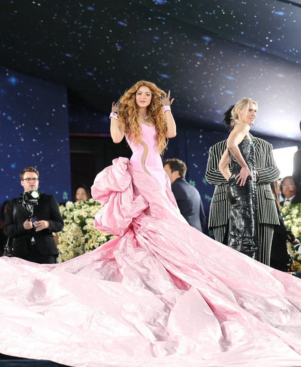 SonyMusicCol's tweet photo. ¡Wow! @shakira ha llegado a la Met Gala 2025 más espectacular que nunca ❤️‍🔥 ¿Cuántos corazones para la reina de Colombia? 

#MetGala #MetGala2025 #Shakira https://t.co/jfN9QD8BGn
