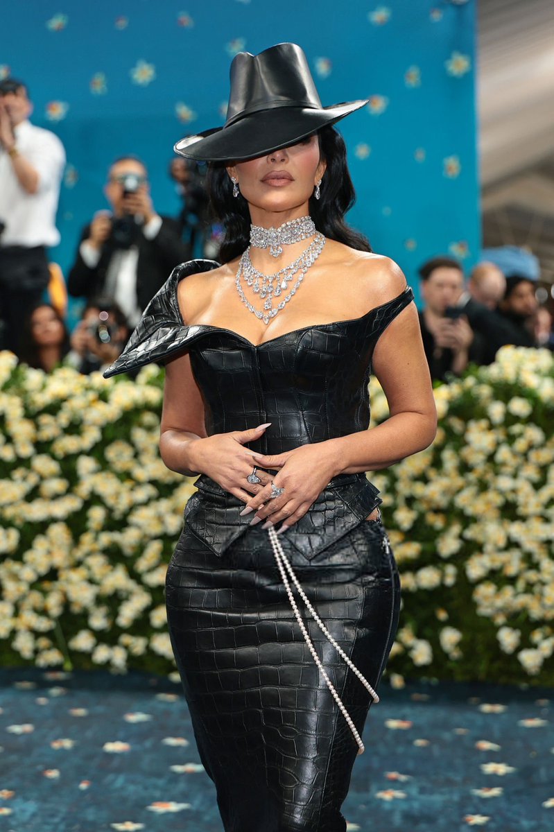 Ale_3445's tweet photo. Kim kardashian #MetGala #KimKardashian #Kim #look #MetGala2025 https://t.co/KYlgTSDJHX