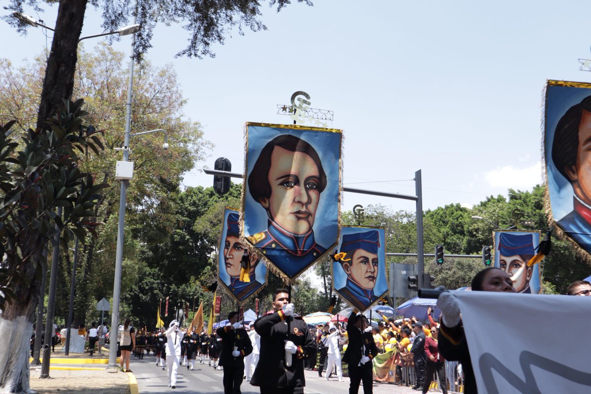 Cenhchofic's tweet photo. ¡El CENHCH brilló con fuerza este 5 de mayo!
La mejor escuela de Puebla en el desfile cívico-militar.
Gracias por su disciplina, entrega y por portar con orgullo el uniforme y el nombre de nuestra institución.
#OrgulloCENHCH #5DeMayo #Puebla https://t.co/oJ8Colyic9