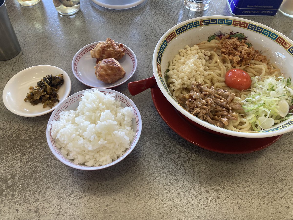 インフルエンサーが食べてた麺を啜ってきた。
油そばこんなにこってりしてたかしらと。
美味しかったけど重たかった

やっぱり米風亭の油そばが美味しいな

#必死のパッチ製麺所