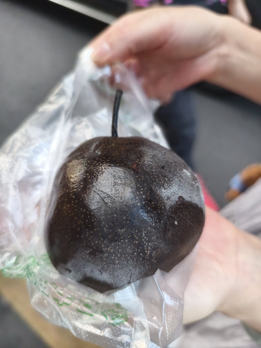 吃过大黑梨吗？黑凤梨～邓紫棋
have you eat black pear？