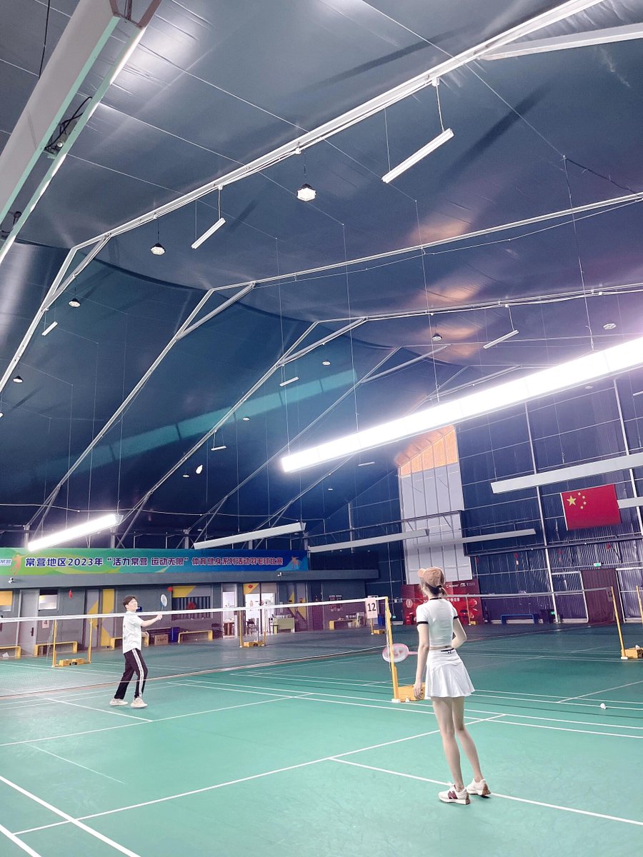 🏸バドミントンでリフレッシュ！ラケットを振るたびに、心も軽くなる～✨🎶