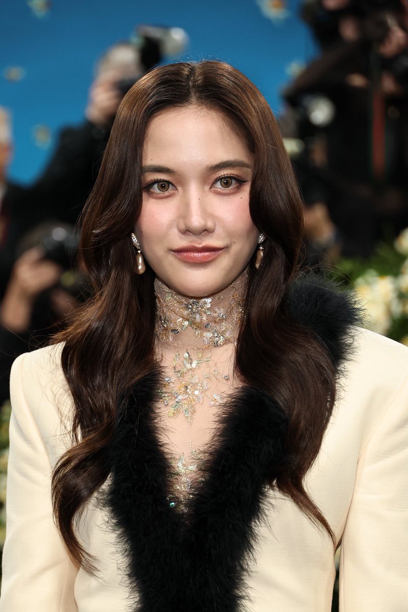 Vogue Beauty Thailand (@voguebeautyth) on Twitter photo การมาเยือน #MetGala เป็นครั้งแรกของศิลปินสาวชาวไทยอย่าง ‘ฟรีน สโรชา’ เสิร์ฟลุคหวานคลาสสิกในเมกอัปลุคสีนู้ดชมพูและน้ำตาล เพิ่มกิมมิกด้วยการสร้างดอลลี่อายส์ และ Soft Curl Hair ที่เข้ากันทั้งลุค
Photo: Getty Images/ Jamie McCarthy
#VogueBeautyUpdate 
#VogueBeautyTH
#MetGala2025 การมาเยือน #MetGala เป็นครั้งแรกของศิลปินสาวชาวไทยอย่าง ‘ฟรีน สโรชา’ เสิร์ฟลุคหวานคลาสสิกในเมกอัปลุคสีนู้ดชมพูและน้ำตาล เพิ่มกิมมิกด้วยการสร้างดอลลี่อายส์ และ Soft Curl Hair ที่เข้ากันทั้งลุค
Photo: Getty Images/ Jamie McCarthy
#VogueBeautyUpdate 
#VogueBeautyTH
#MetGala2025