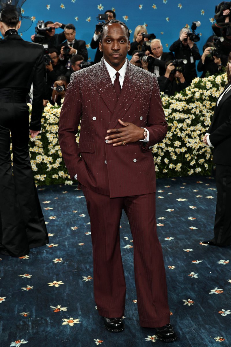 The diamonds on his shoulders looks like he got a little snow on him….wait a minute 🤔#MetGala