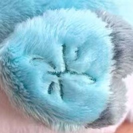 🐟 샘플 속 이미지에 있는 복이사 인형 자수, 홀릭스 로고가 좌우반전이 되어 있다는 문의를 받았습니다.
(왼쪽, 도안으로 드린 로고.) (오른쪽, 샘플 인형으로 나온 로고.)

파악이 늦게 되어 공지 역시 늦어진 점 죄송합니다. 이후 해당 부분은 문제 없이 수정되어 복제됩니다. 감사합니다.