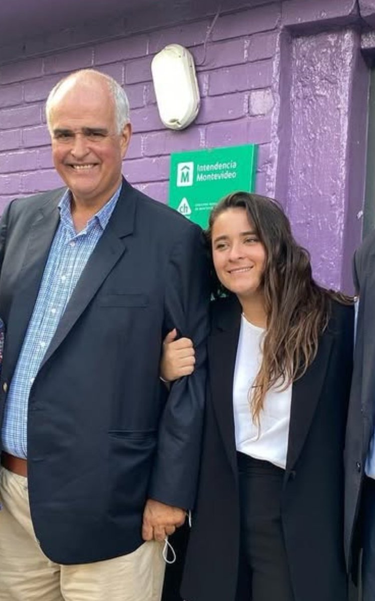 SoLeOMendivil's tweet photo. Matilde denunciando cinismo... 
¡Justo ella! La de la foto acurrucada con Penadés. Debe ser sarcasmo, cuenta parodia...., es como Lema dando lecciones de empatía. Un stand-up involuntario https://t.co/FArAZLZMka