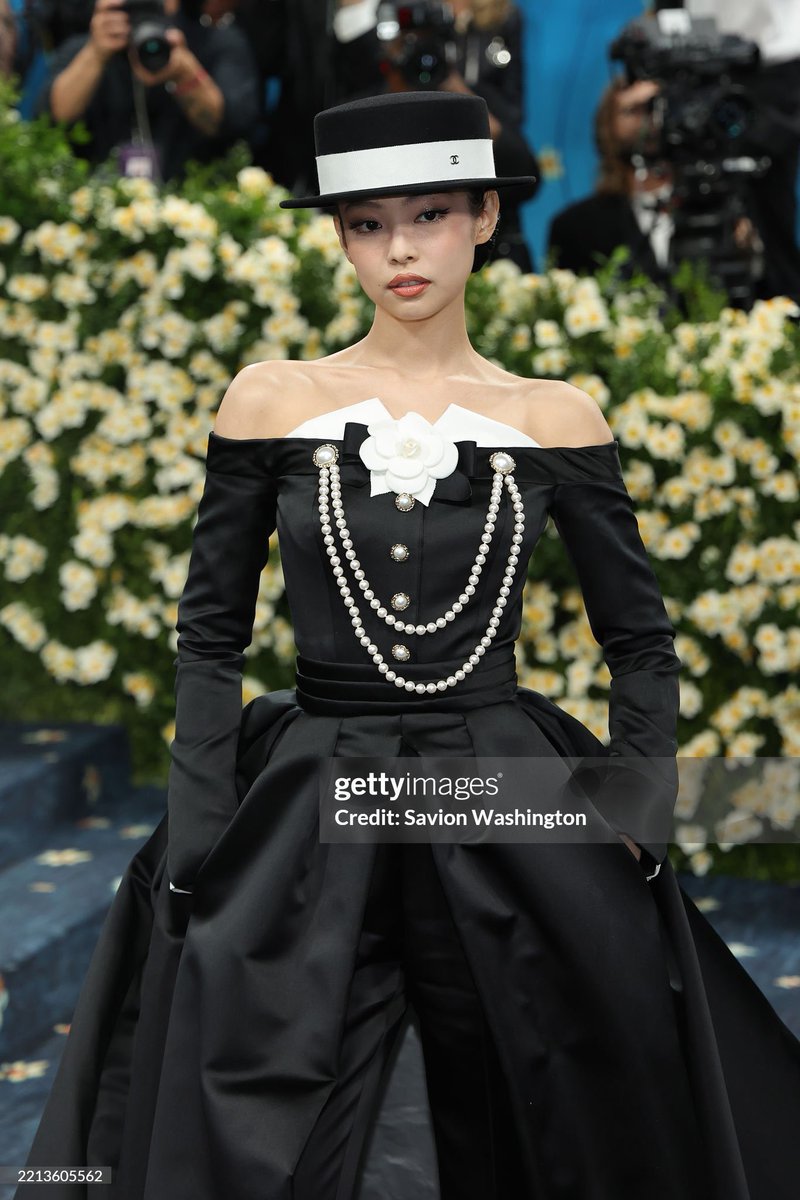 lesyeuxdeniku's tweet photo. 今年のmetgalaパンツスタイル良すぎた、ジェニ様モデルとしての所作好きです #MetGala2025 https://t.co/k4rcc1122M