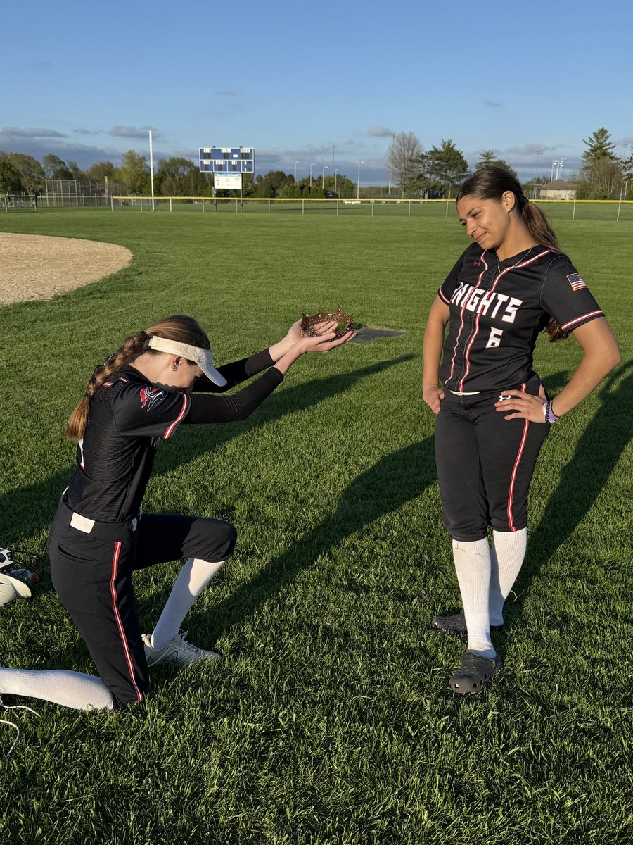 AuburnKnightsSB's tweet photo. Knights WIN!

KayKay Hudson 1-4, 3B, R
@EvaOstergard 3-4, R, RBI, 2 SB
@LilyParr2026 1-4, 2B, 2 R, RBI
@BakerMaylee 1-3, 2B, 2 R, RBI, SB, BB
Ava Johnson 1-3, SB
Emmie Ostergard 1-4, RBI
Natalee Jasso 2-3, 2B, R, 3 RBI, BB and with excellent defense earns the 👑 https://t.co/kh03L4LLsm
