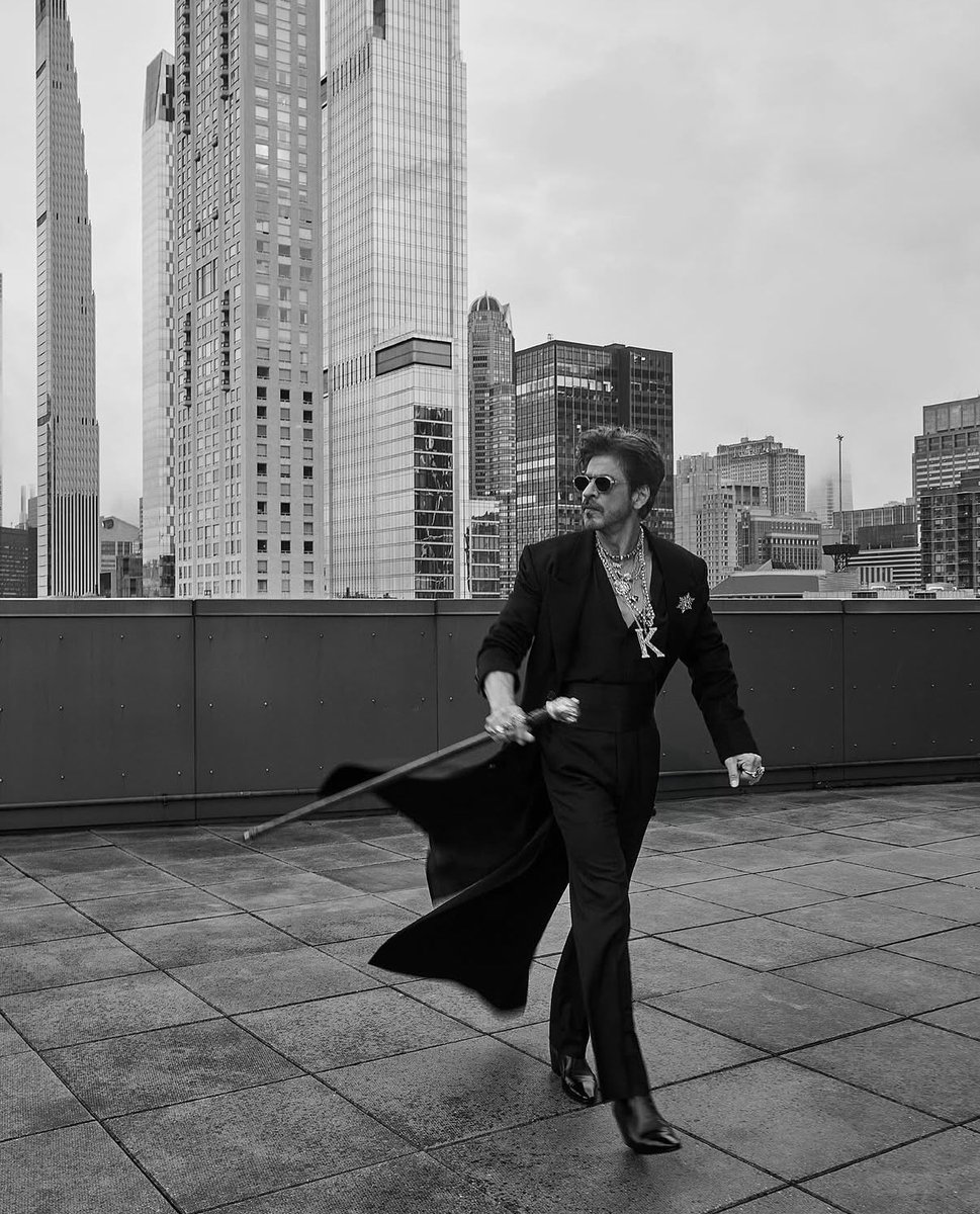 TequilaTummy's tweet photo. Only he can make the black colour look so colourful ❤️@iamsrk https://t.co/sYXfNS2vjo