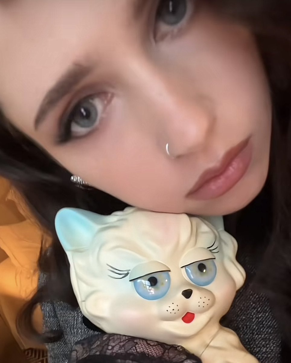 raspberhrriies's tweet image. clairo and her cat clutch stun in a new tiktok