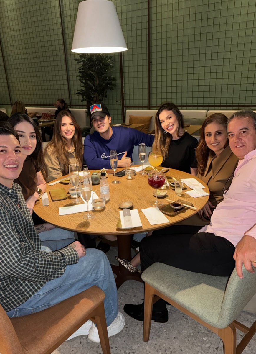 baianinhaadolu's tweet image. A foto:                                     O que eu vejo: