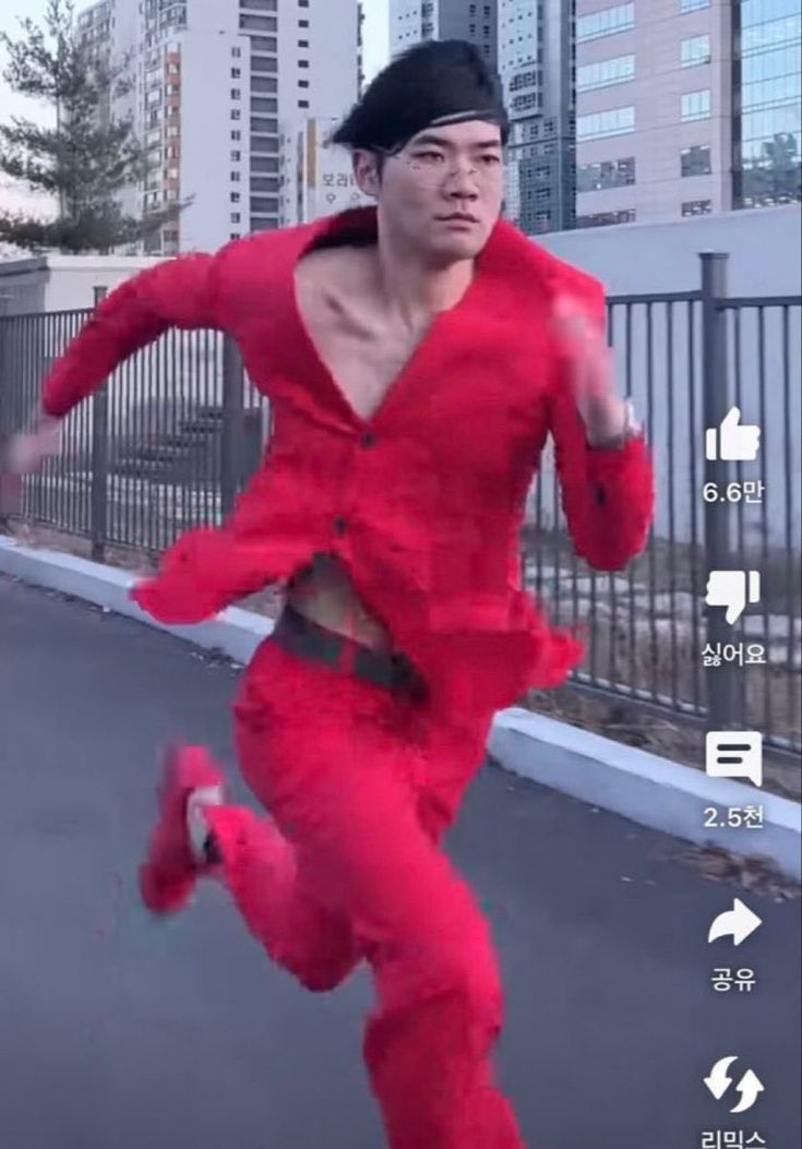 #최애와_눈감고_고른_옷사진이_10rt가_되면_영혼을_털어서_최애가_입은_걸_그린다

갤러리에 이상한 옷들만 있음
근데 왜 하필 저거야