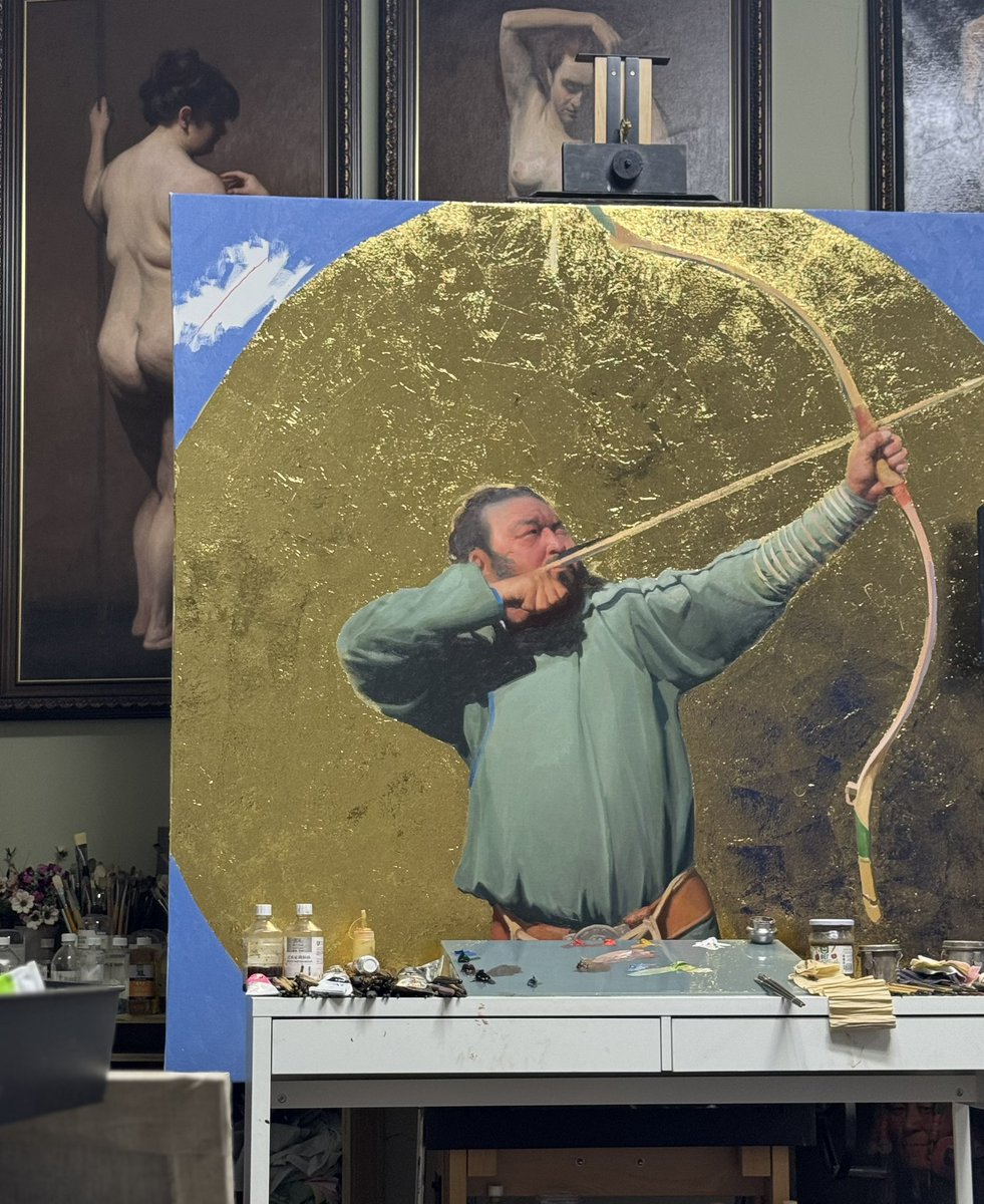 Бие даасан үзэсгэлэндээ бэлдээд, хажуугаар нь хаваршиж гөлийгөөд эвгүй л бн 🙂.