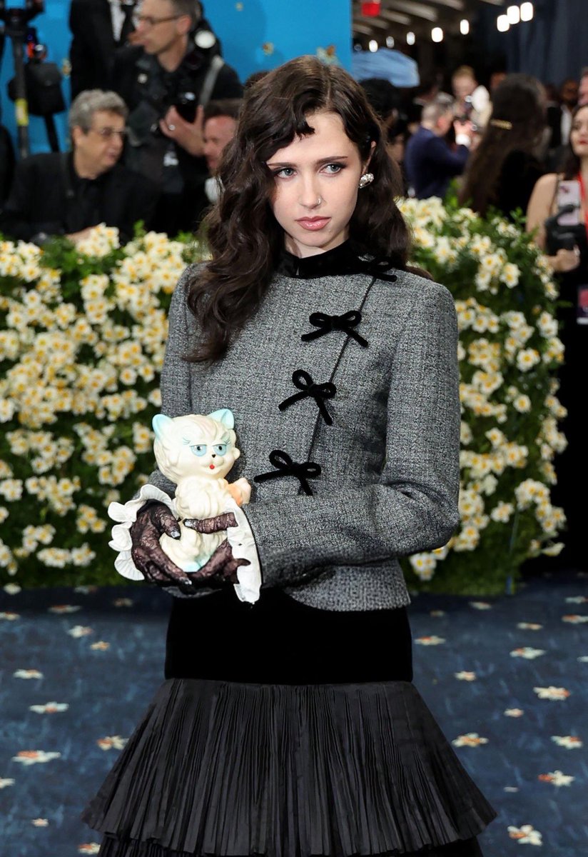 dearvotion's tweet image. I adore this custom Valentino on Clairo. Very sweet, very on brand for her.