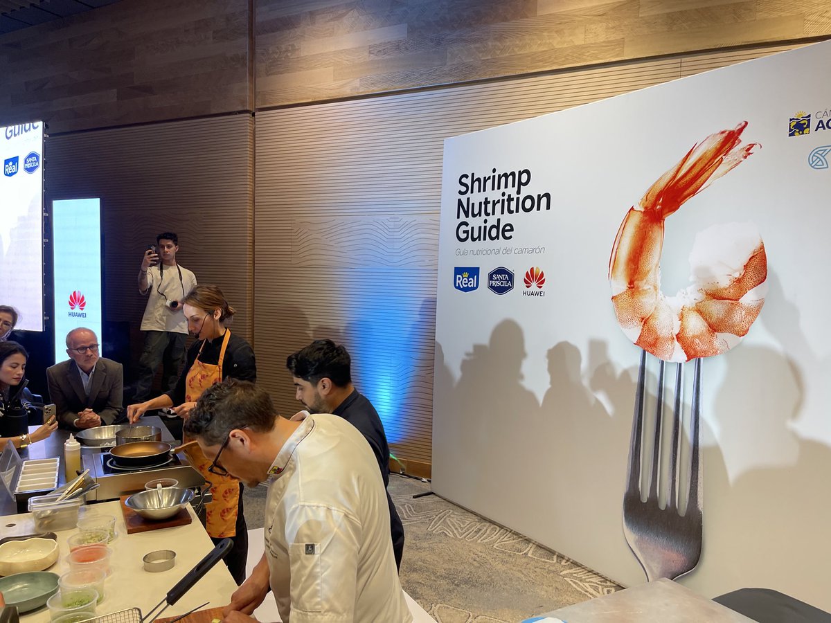 ￼
🇪🇨🇮🇹 El Jefe Adjunto de Misión, Mirko Costa, acompañó a la <a href="/cnaecuador/">Cámara Acuacultura</a> en el lanzamiento de la Guía Nutricional del Camarón. Italia apoya iniciativas que promuevan el desarrollo sostenible, la innovación científica y la nutrición responsable.