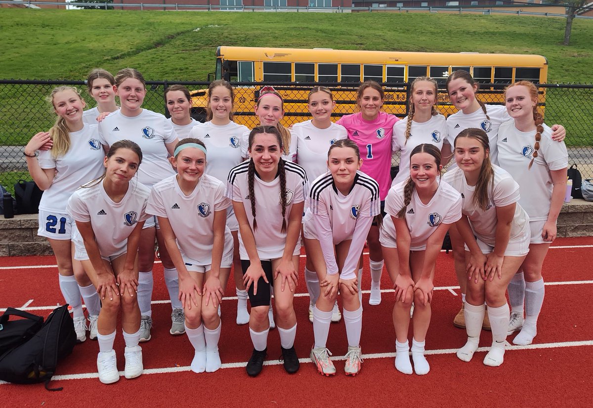 Good night in De Soto for the Hawks! JV won 6-0. Melber with the 🎩 and one each for Errante, Stephens, and Julian. Well played defensively and a solid team win!