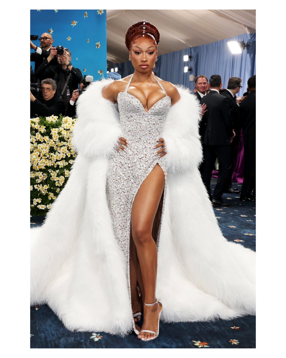 MichaelKors's tweet image. Global superstar Megan Thee Stallion arrives at the 2025 Met Gala wearing a custom Michael Kors Collection optic white faux fox opera coat with a sequin lining over an optic white lace goddess gown with crystal hand embroidery.

The 2025 Met Gala celebrates the opening of…
