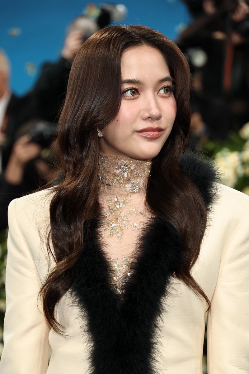RIZZ Magazine (@rizzmagazine_th) on Twitter photo สวยสง่า ! ‘ฟรีน สโรชา’ ปรากฏตัวที่งาน Met Gala 2025 ในฐานะ Brand Ambassador ของ Maison Valentino ตัวแทนจากนักแสดงหญิงไทย
#MetGala2025xFREEN
#MetGala2025 #MetGala #srchafreen
#RIZZmagazine สวยสง่า ! ‘ฟรีน สโรชา’ ปรากฏตัวที่งาน Met Gala 2025 ในฐานะ Brand Ambassador ของ Maison Valentino ตัวแทนจากนักแสดงหญิงไทย
#MetGala2025xFREEN
#MetGala2025 #MetGala #srchafreen
#RIZZmagazine
