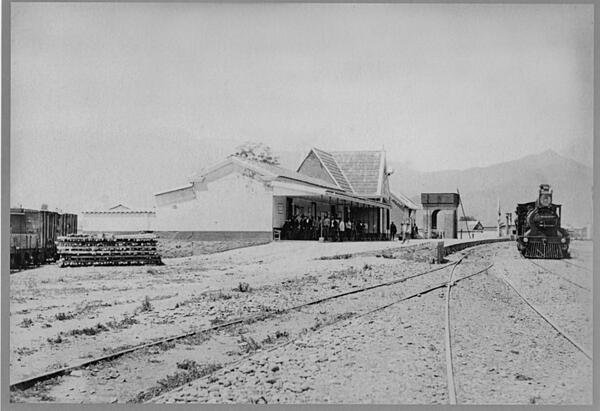El 6 de mayo de 1844 se constituyó la primera Municipalidad de La Calera.   

Foto de la estación en 1866.