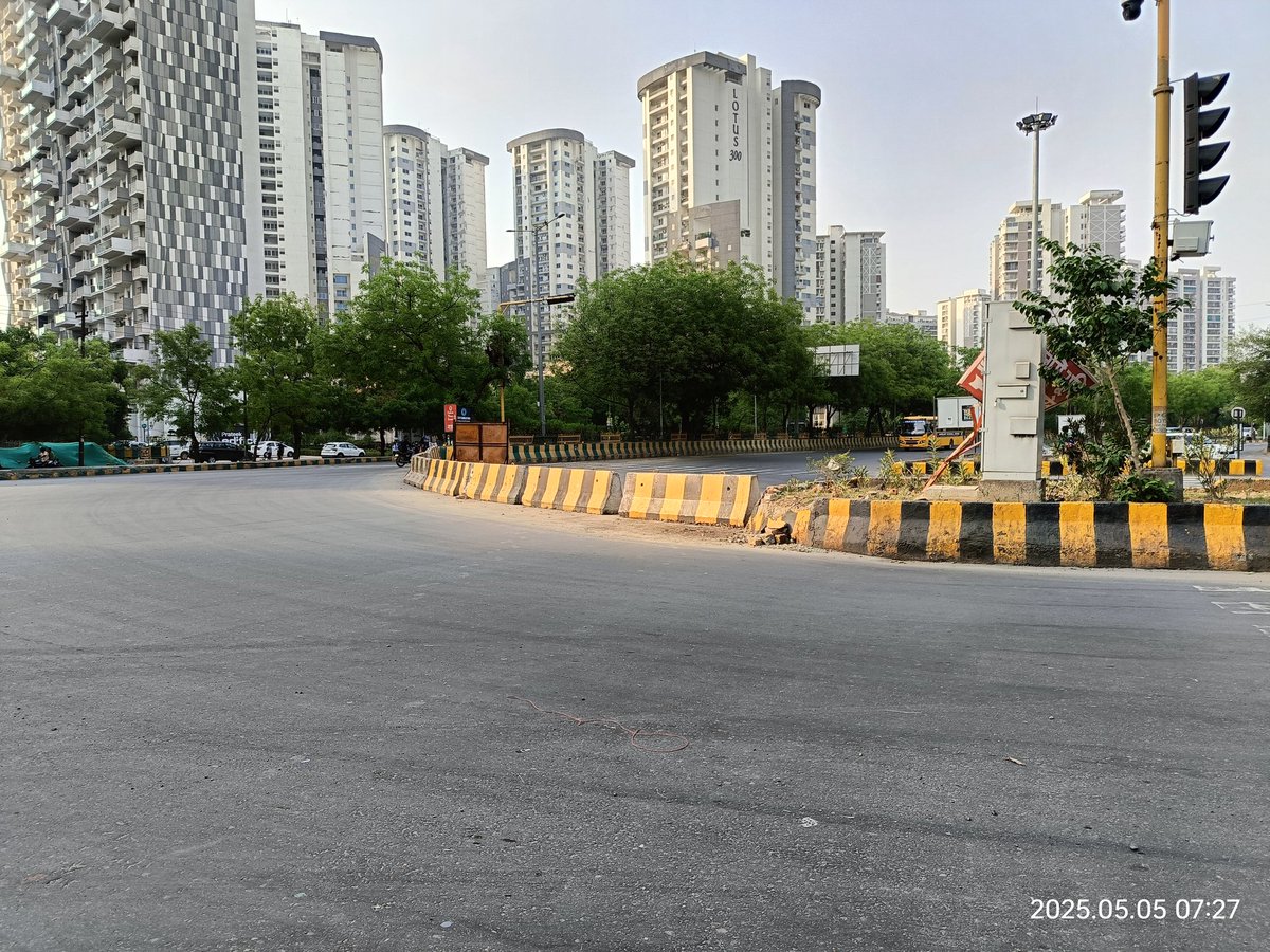 Sujoy_roy_2205's tweet photo. @dmgbnagar @upsbc_ltd @Noidatraffic @PankajSinghBJP @maheshsharmaBJP 

Work on Bhangel Elevated Road is delayed badly. Roads were blocked in 1st week April with assurance of opening by 30th APR'25. 
Progress of work is really slow.

Need immediate attention and opening the roads. https://t.co/26yaIXFVF7