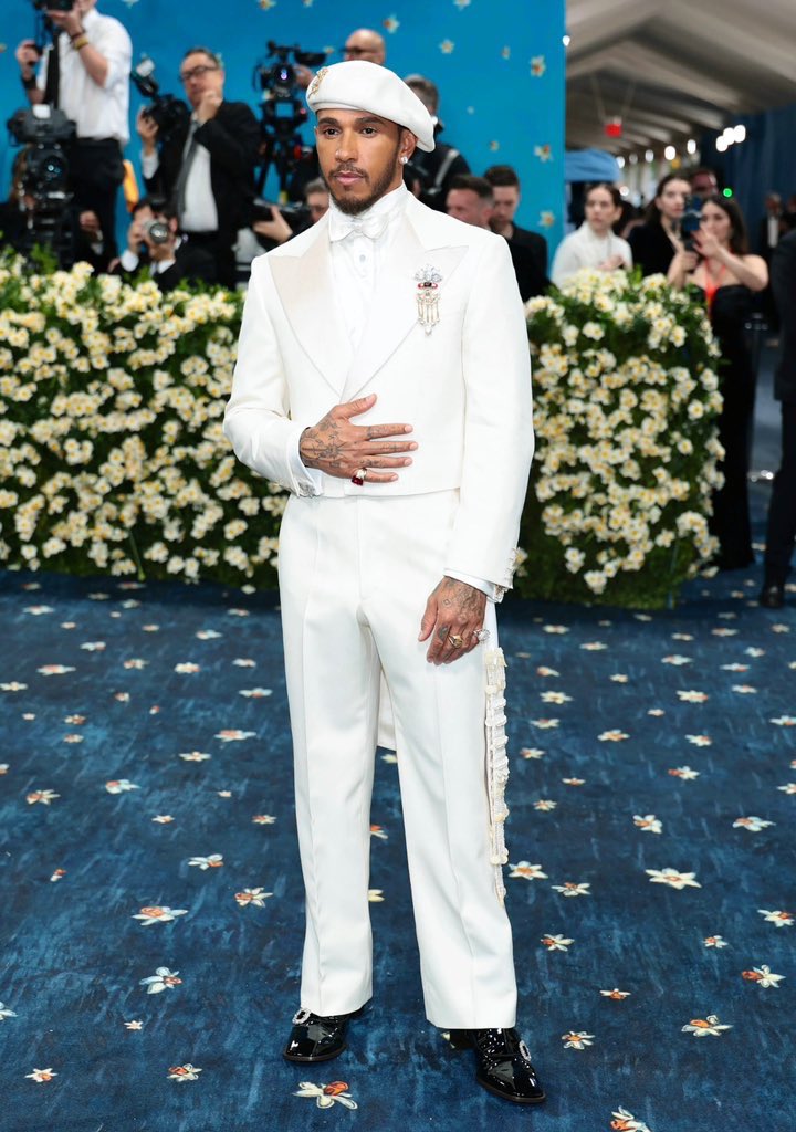 Have a look at the best dressed man on the #METGala red carpet, Lewis Hamilton, as I break down the night’s top athlete looks alongside <a href="/SaraCivian/">Sara 'pepcid ac lover' Civian</a> for <a href="/BleacherReport/">Bleacher Report</a> bleacherreport.com/articles/25191…