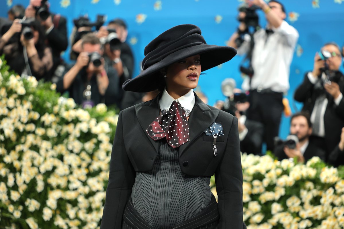 Rihanna closes down the #MetGala carpet. variety.com/gallery/met-ga…
