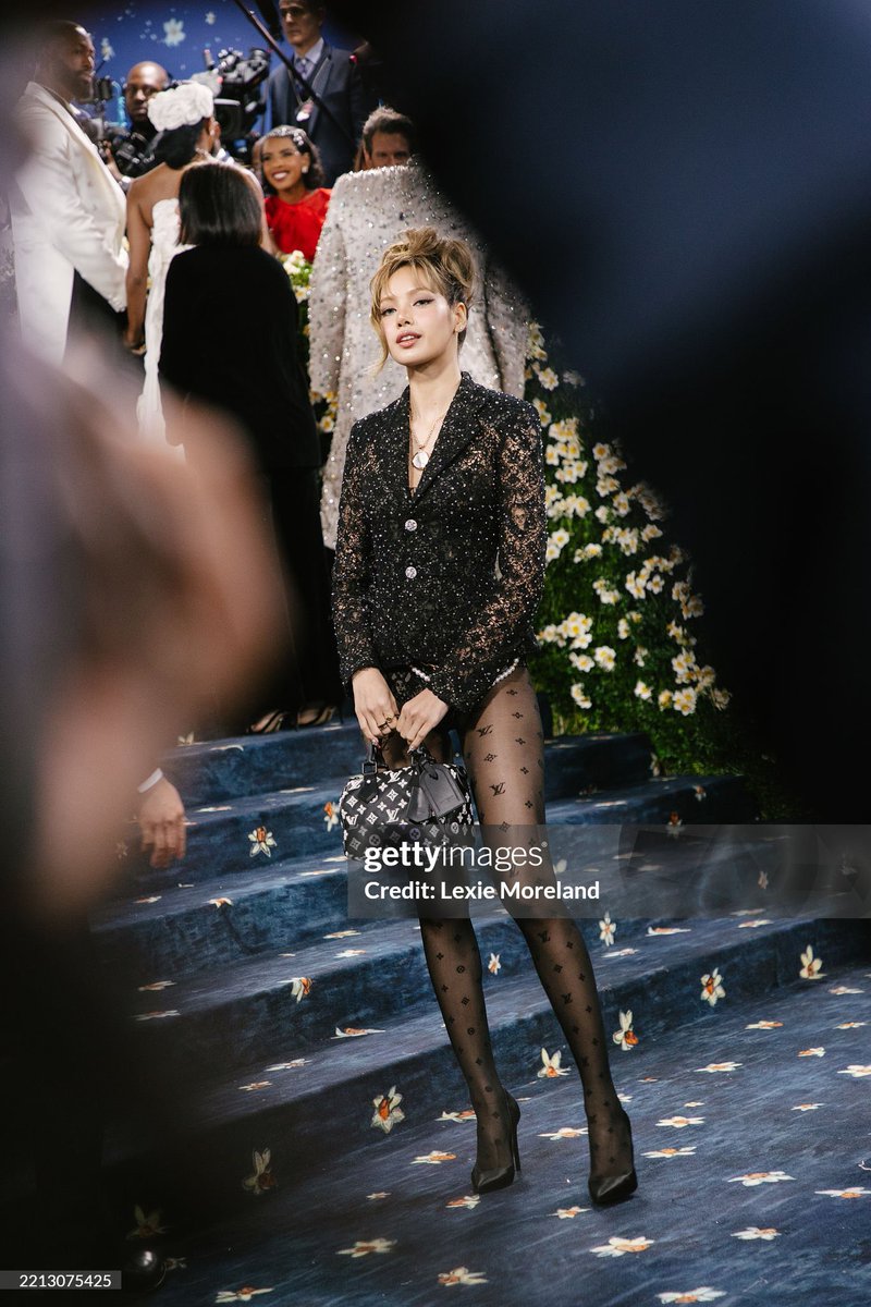 ดูขาชีสิทุกคน เว่อร์มะ

LISA MET GALA DEBUT
#LISAxMetGala2025
#MetGala #MetGala2025