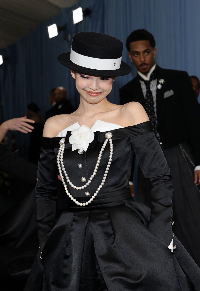 rubyjanedeparis's tweet image. SHE&apos;S SUCH A PRETTY WOMAN
JENNIE MET GALA
#MetGala #MetGala2025