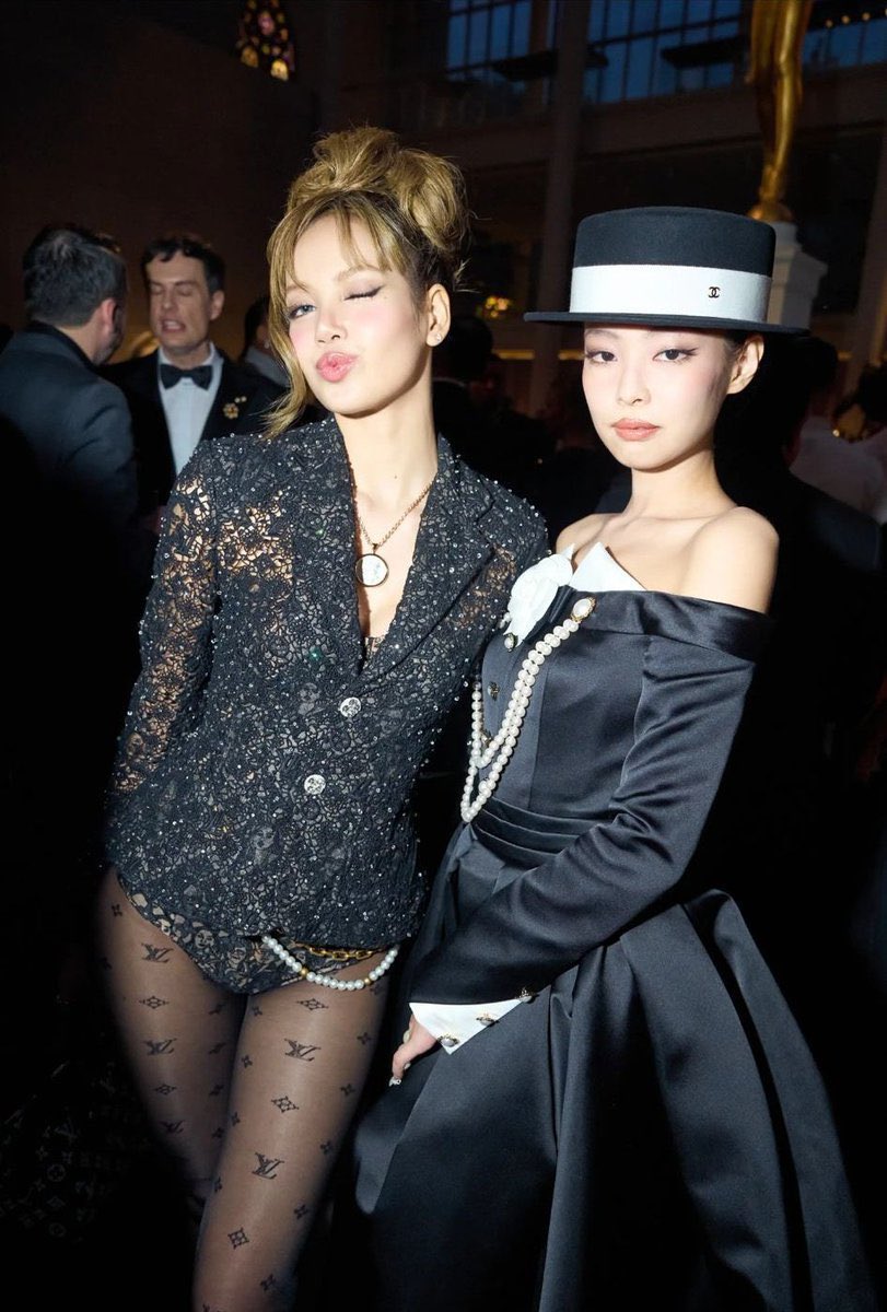 rubyjanedeparis's tweet image. OMG MY DREAM PHOTO😭💐
JENNIE MET GALA
LISA MET GALA
#MetGala #MetGala2025