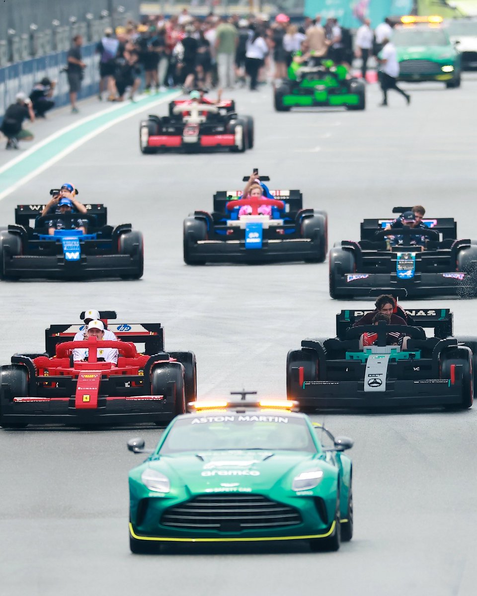 2025年F1®マイアミGPのドライバーズパレード。F1®ドライバーがレゴ