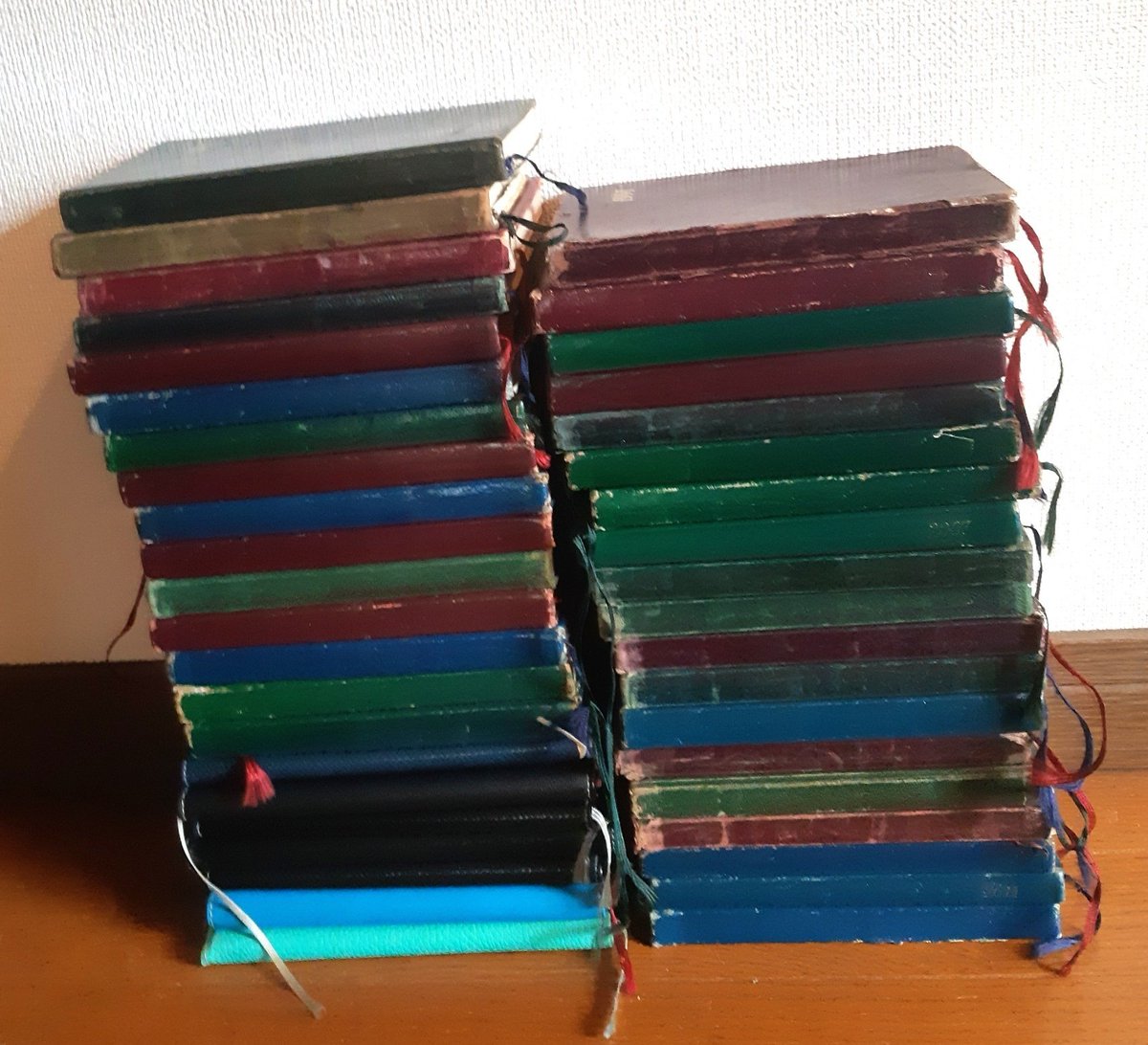 pacheral2's tweet image. 40冊余りの私の手帖。岩波ホール時代の聞き書きの校正にしばし没頭していた。忘却の彼方から過去が蘇る。よい思い出は僅かで後悔と自責ばかり。走馬灯のように心に現れる髙野悦子や知人友人との日々。何かのお役に立つだろう。彼ら、彼女らの多くはもうこの世にはいない。人生、かくも長く、短きもの。