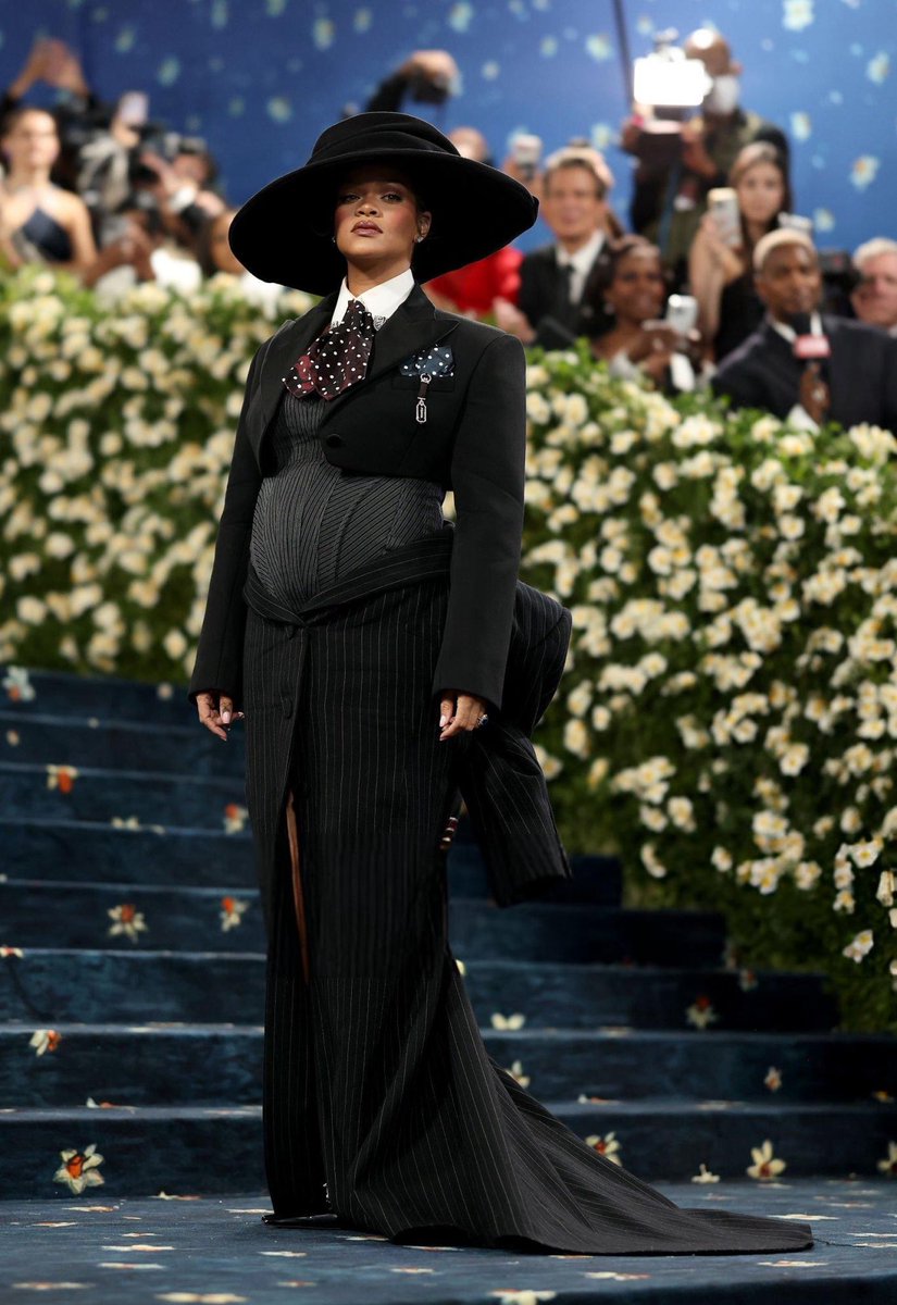 saintdemie's tweet image. rihanna in marc jacobs at the met ugh she is super fab