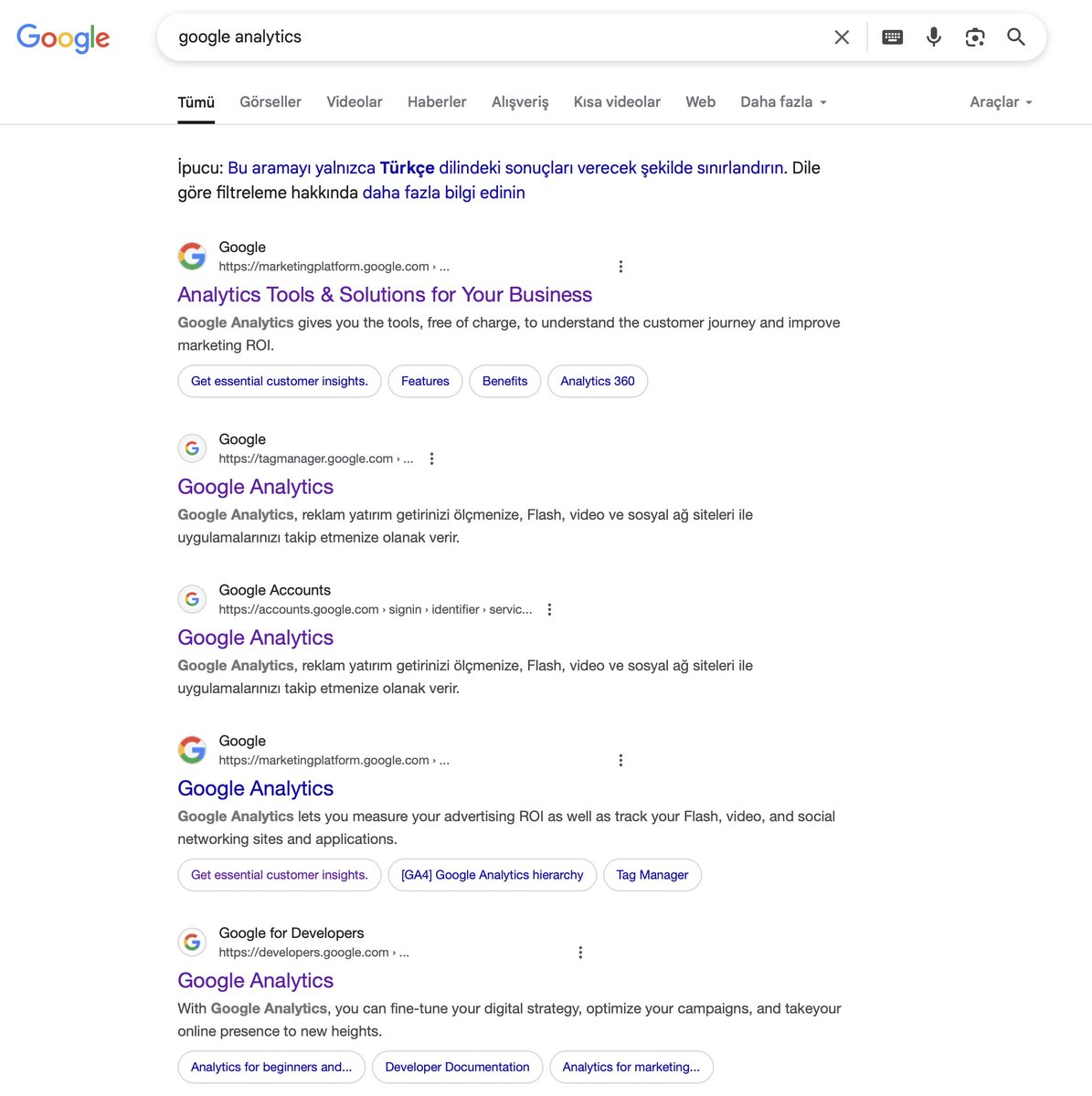 Google Search'e, direkt kendi ürünü olan "Google Analytics" yazıyorum. Getirdiği sayfalar; 1- Google Marketing Platform, 2- Tagmanager, 3- Google Analytics (Doğru sayfa) Biz de diyoruz ki sayfalarımız 1. sırada gelsin. Adam daha kendi sayfasını 1. sırada getiremiyor 😀