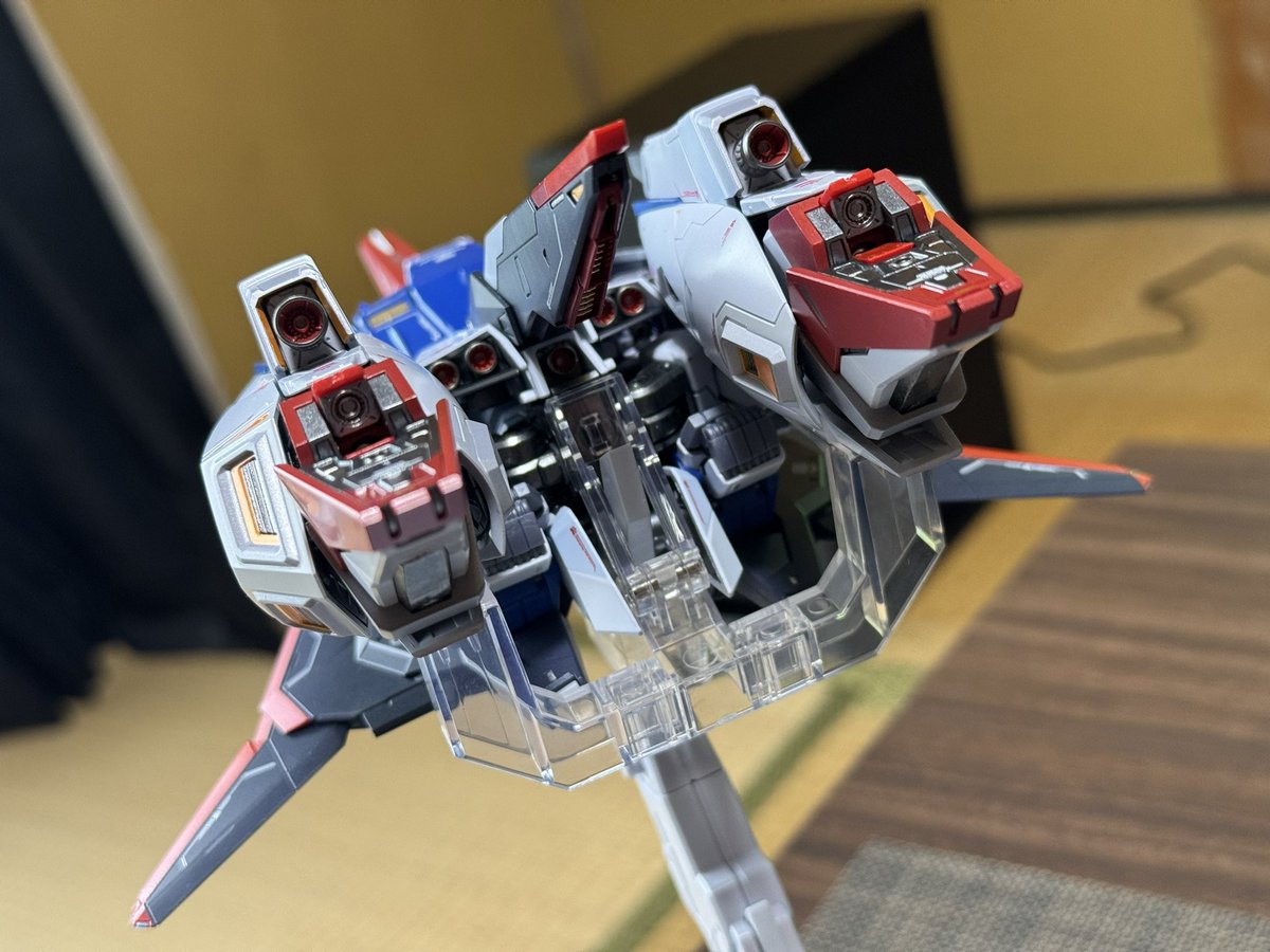 youpani's tweet photo. #METALBUILD
#Zガンダム
GW最終日、Zガンダムを変型させてみた。思ったほど厚みなくてカッコいい！ https://t.co/ZivM4ahJII