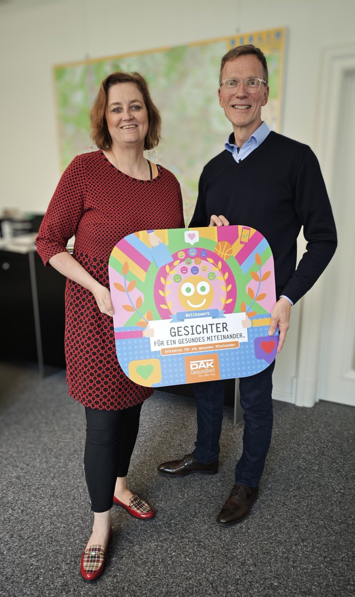 DAKGesundheit's tweet photo. Auch in Berlin startet unser Wettbewerb "Gesichter für ein gesundes Miteinander". Gem. mit Gesundheitssenatorin @CzyIna @SenWGP suchen wir beispielhafte Projekte in den Bereichen Gesundheit, Prävention und Pflege. Für mehr Zusammenhalt in der Gesellschaft. https://t.co/Srib5V4tZS https://t.co/5tO3cMsQdh