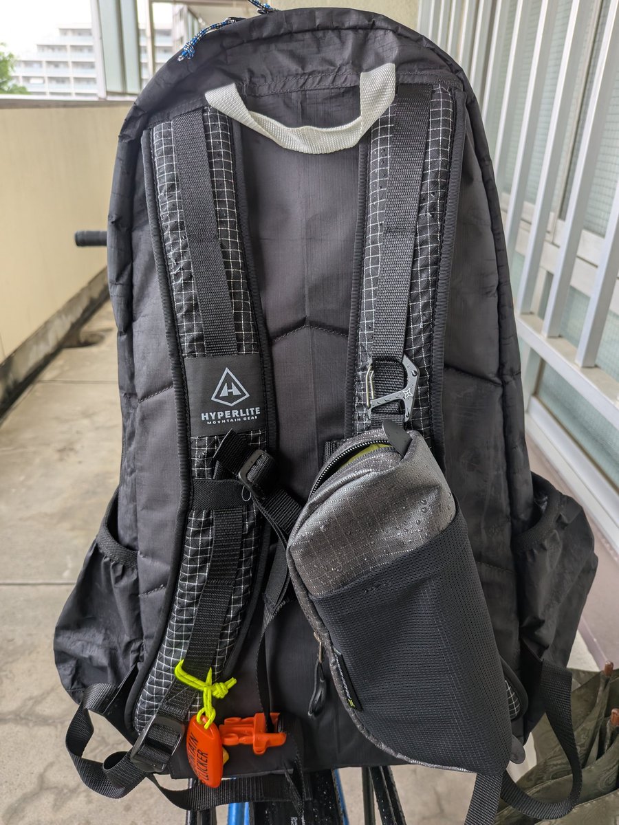 RYO_HIKE's tweet photo. 一方で、ハイパーライトのデイブレイクは超強力😍
全く濡れておらず水滴さえ無い😍
そして山と道の定番のショートパンツとBRINGのWUNDERWEAR Tシャツは、めっちゃ乾いていてドライ😍
#HYPERLIGHTMOUNTAINGEAR
#DAYBREAK
#山と道
#5PocketShorts
#BRING
#WUNDERWEARTシャツ https://t.co/EhoUHRoC2h
