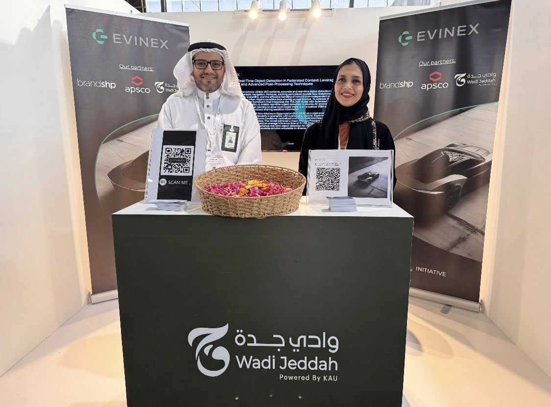 WadiJeddahCo's tweet photo. برعاية شركة #وادي_جدة، الذراع الاستثماري لجامعة الملك عبدالعزيز، شارك فريق مبادرة السيارات الكهربائية بجامعة الملك عبدالعزيز في معرض #EVSaudi بواجهة الرياض، حيث قدّم 13 مشروعًا من ثلاث كليات، بمشاركة د. أحمد تركي، د. ريم العثماني، بهدف استكشاف فرص الاستثمار وتعزيز سلاسل الإمداد. https://t.co/DpXdDjLNBh
