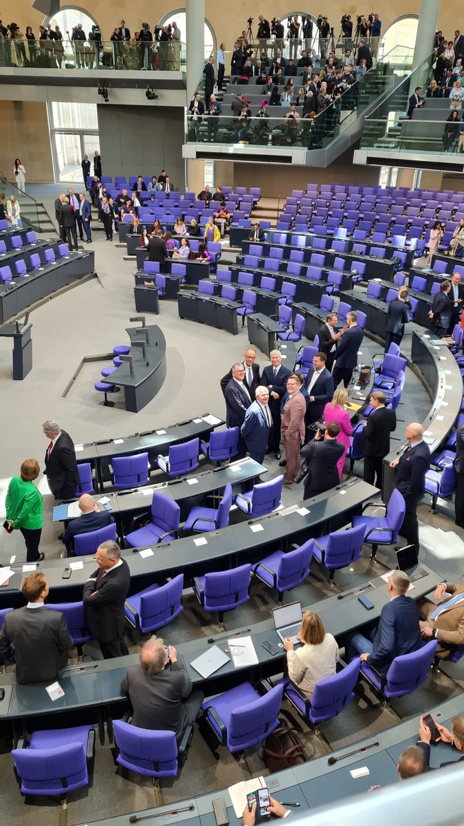 Kanzlerwahl im Reichstag. Friedrich #Merz ist seit Viertel vor neun hier. Olaf #Scholz kam gerade herein, kurz vor Beginn der Sitzung. Später geht es für die neue Regierung ins Schloss Bellevue zur Ernennung und danach zurück zum Amtseid.